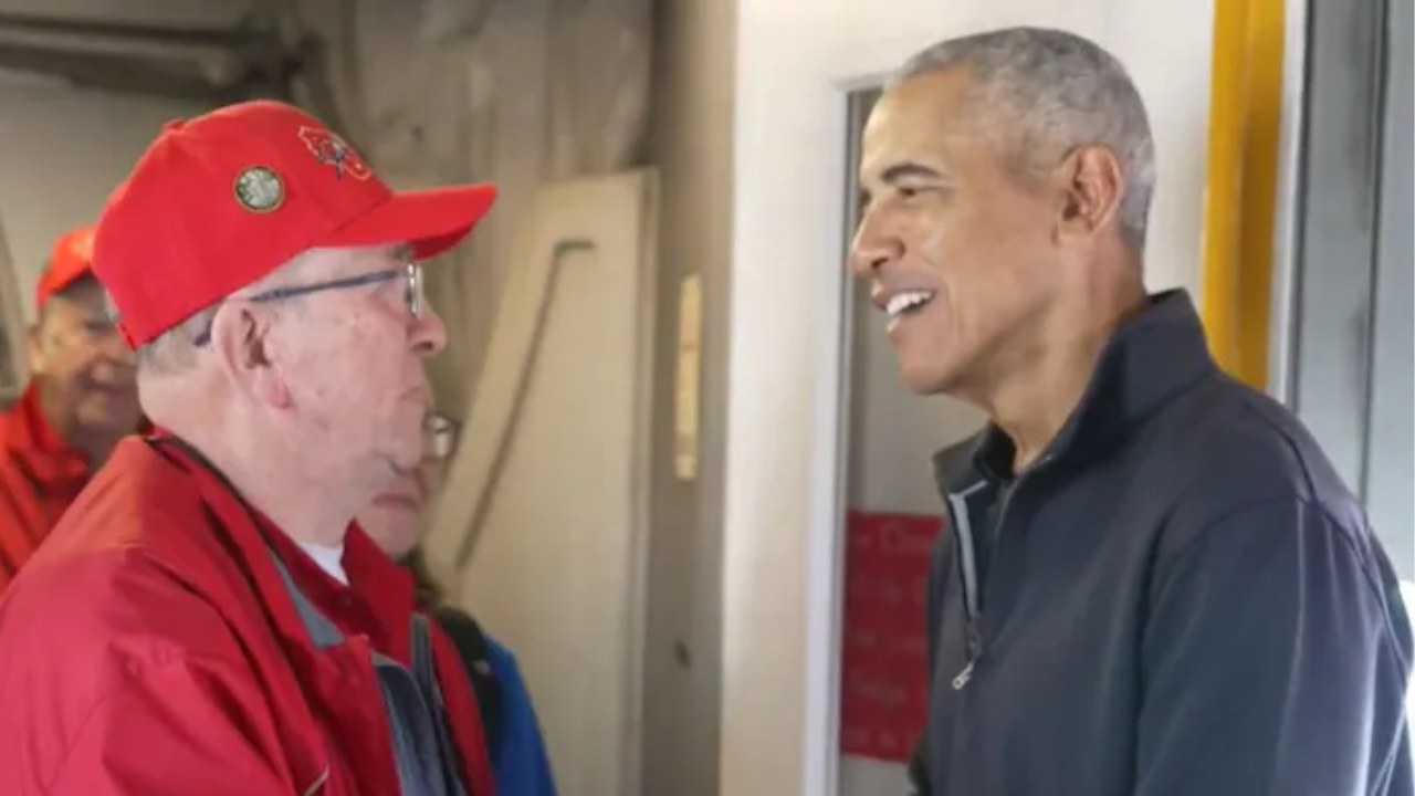 Unexpected Welcome: Obama Greets Korean & Vietnam War Vets Ahead of Veterans Day
