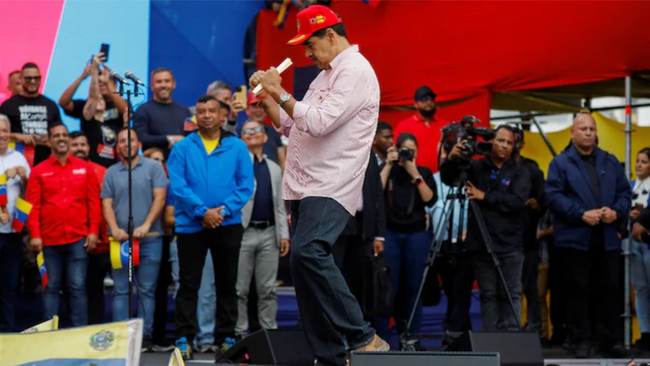 Maduro Dances to 'Peace, Yes, War, No' Amid Escalating US Pressure