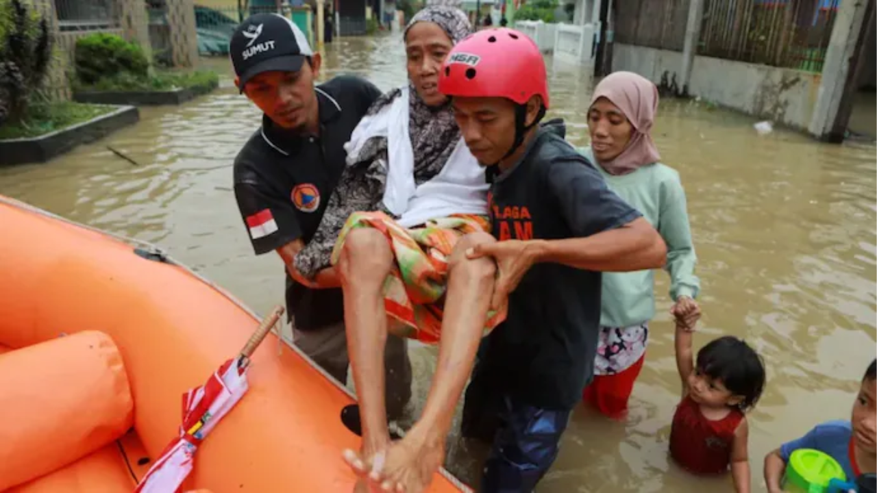 Indonesia Floods Crisis: Over 300 Dead and Hundreds Missing in Sumatra Disaster