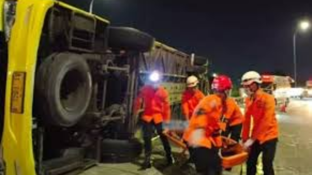 Tragedy in Central Java: 16 Dead After Jakarta-Yogyakarta Bus Overturns