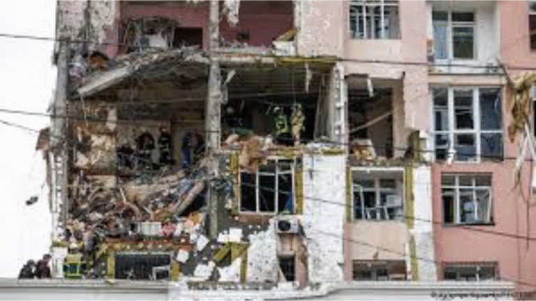 Kyiv Struck by Massive Air Assault Ahead of Zelenskyy-Trump Summit