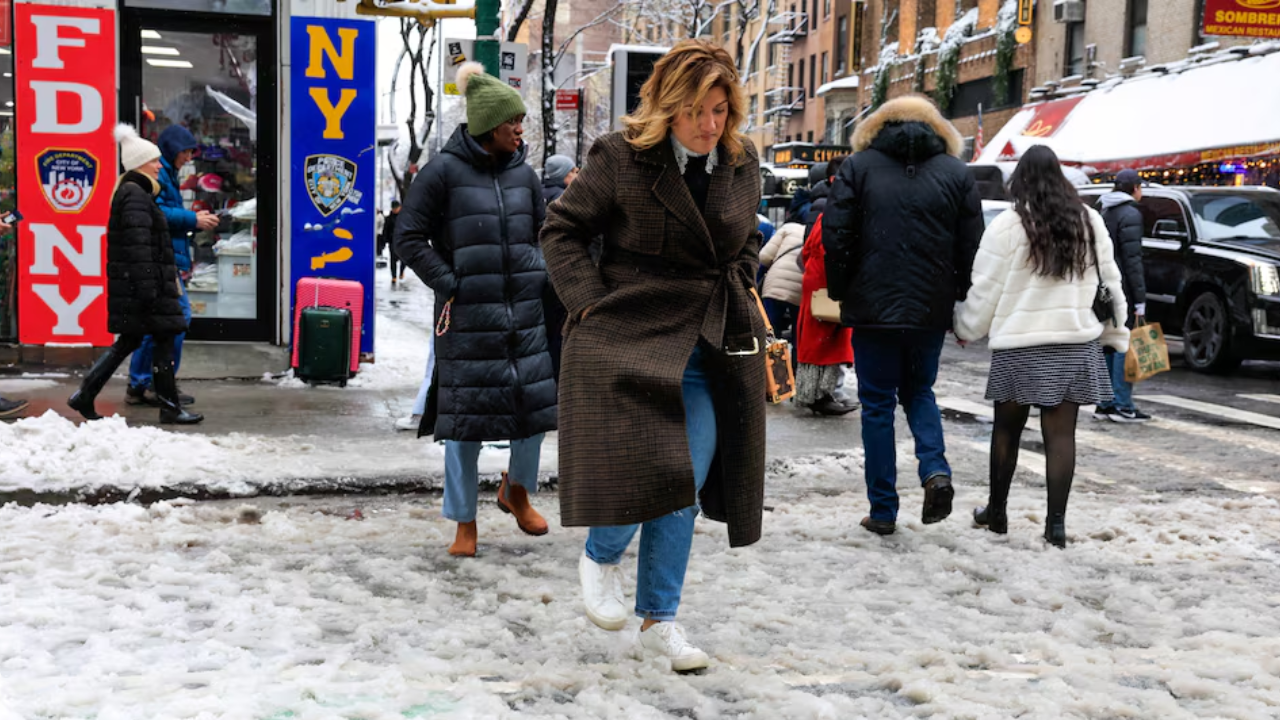 Winter Storm Devin Paralyses Northeast Travel