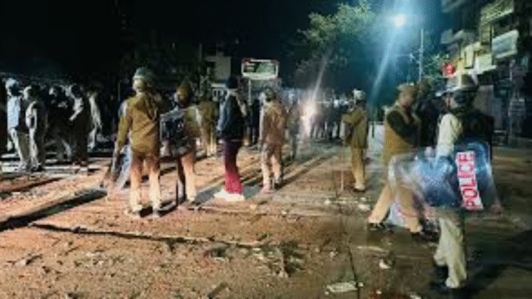 मस्जिद विवाद में हुई हिंसा में गिरफ्तारियों की संख्या 110 तक पहुंची; महिला पत्थरबाजों की पहचान होने पर इंटरनेट बंद कर दिया गया