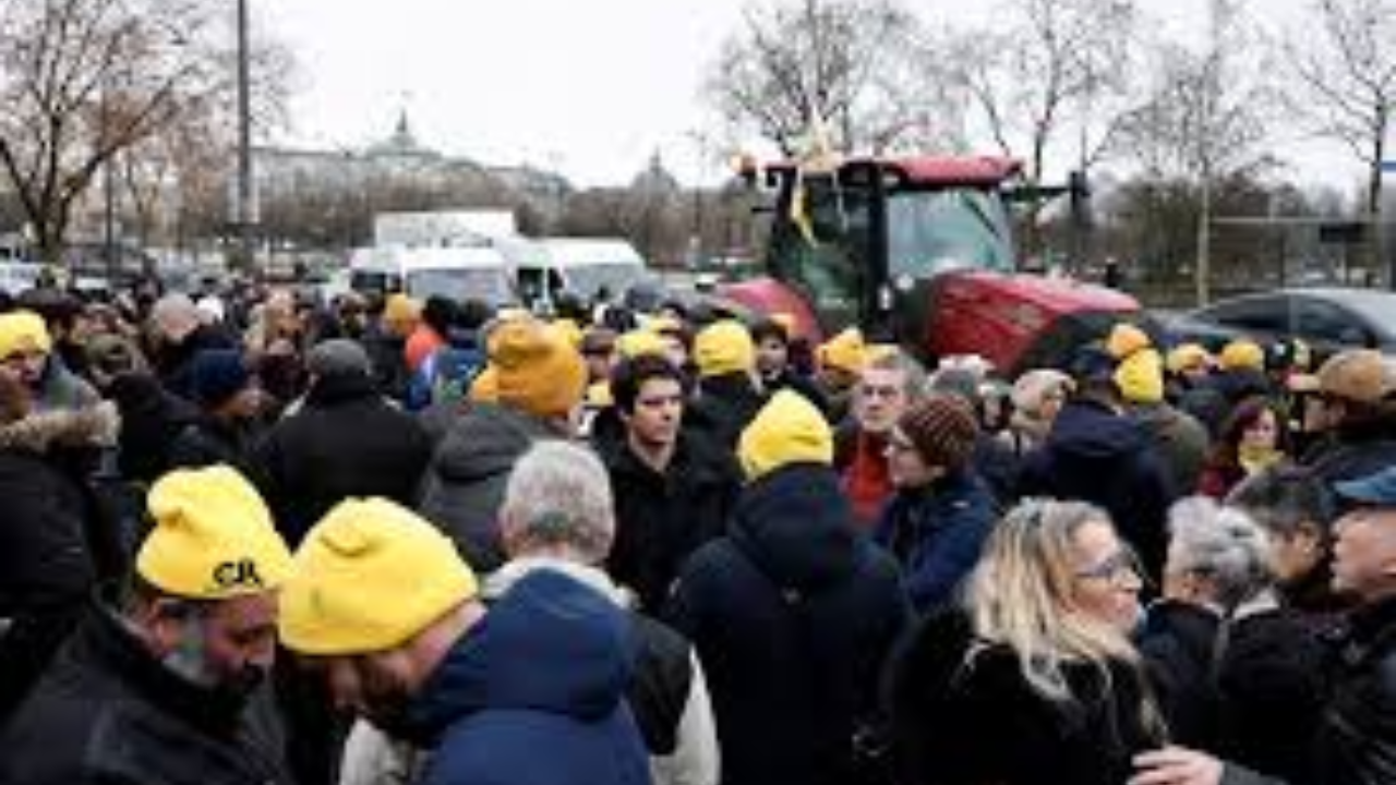Siege of Paris: Farmers Breach Capital to Fight EU-Mercosur Trade Deal