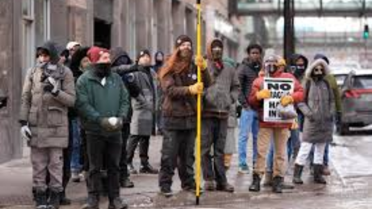 Conflict Erupts in Minneapolis: Anti-ICE Counter-Protesters Force Pro-Enforcement Group to Retreat