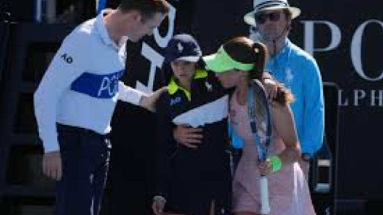 Zeynep Sönmez rushes to aid ballkid during Australian Open upset win