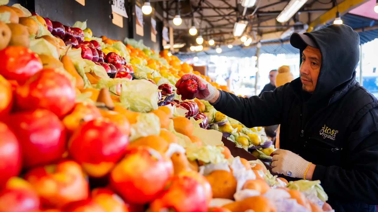 White House Projects Confidence Amid Cooling Economy and Extended Conflict