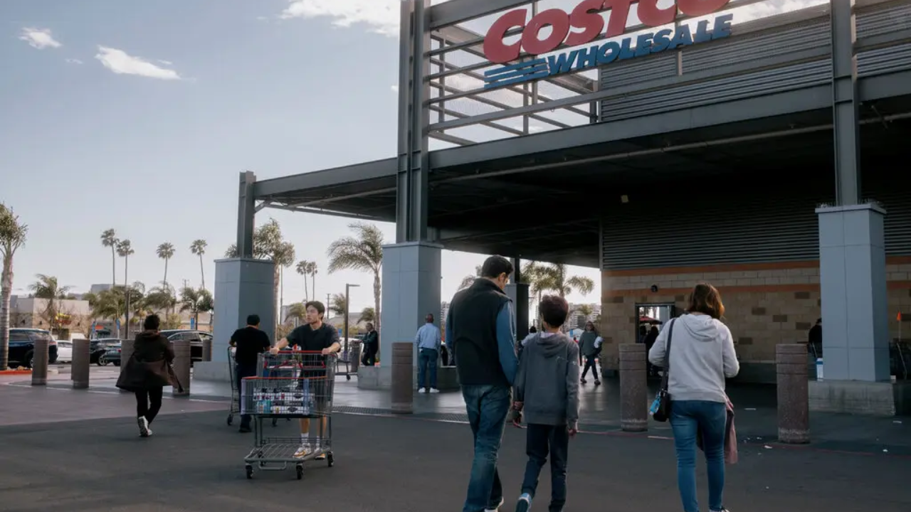 The Great Tariff Paradox: Why Your Wallet is Still Waiting for a Refund