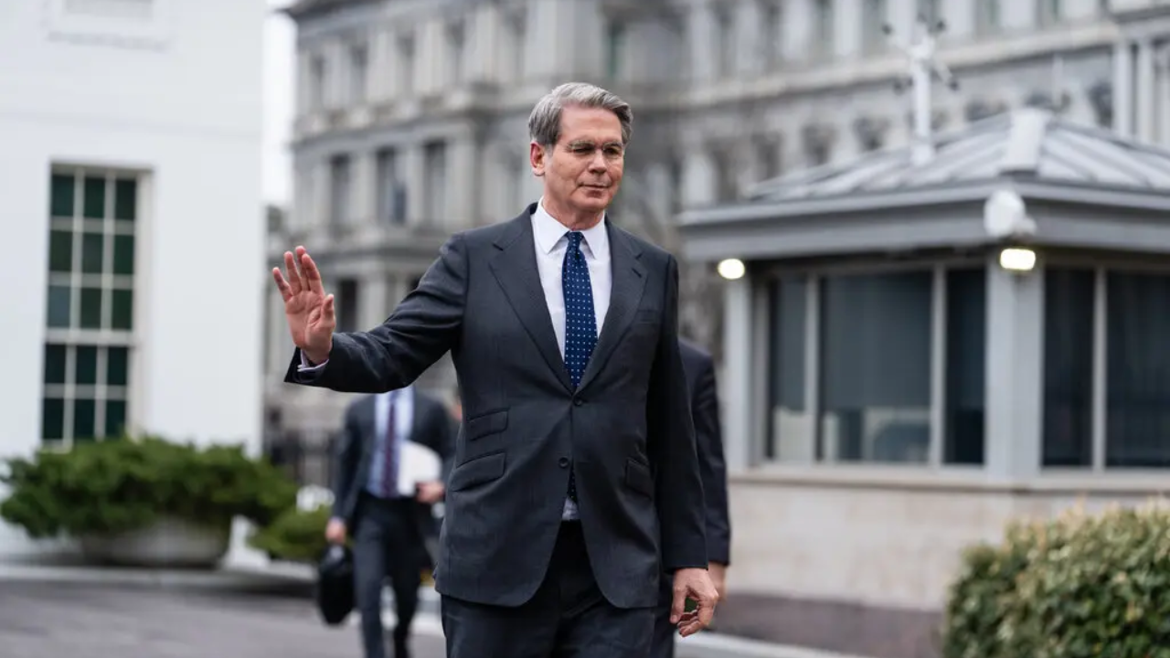 White House Extends Russian Oil Waiver Amid Energy Price Surge