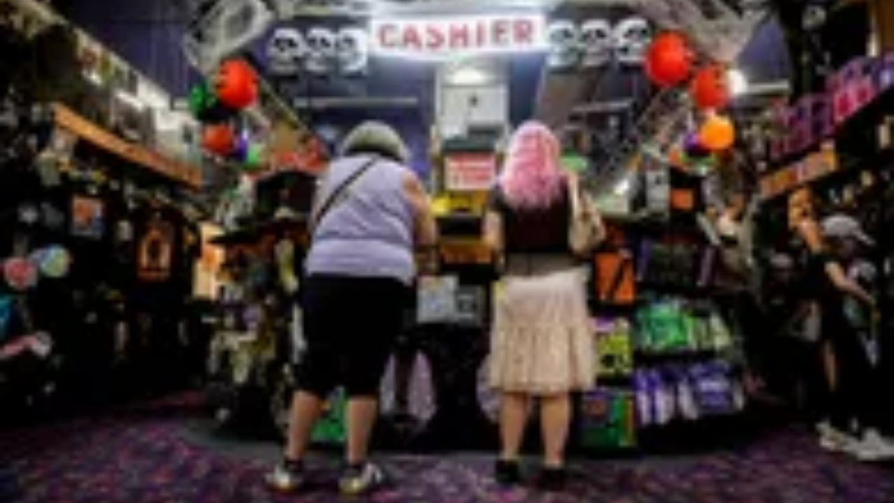 Charting the Global Economy: The New Inflation Crunch on Incomes and Spending